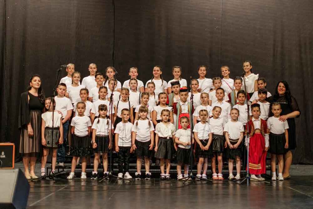 <p>Dječji hor nikšićkog “Zahumlja” odomaćio se na pozorišnim daskama i festivalima, jednako dobro pjevaju dječje hitove i pop-rok evergrine...</p>