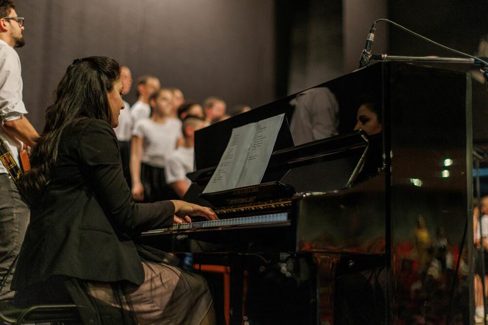 <p>Dječji hor nikšićkog “Zahumlja” odomaćio se na pozorišnim daskama i festivalima, jednako dobro pjevaju dječje hitove i pop-rok evergrine...</p>