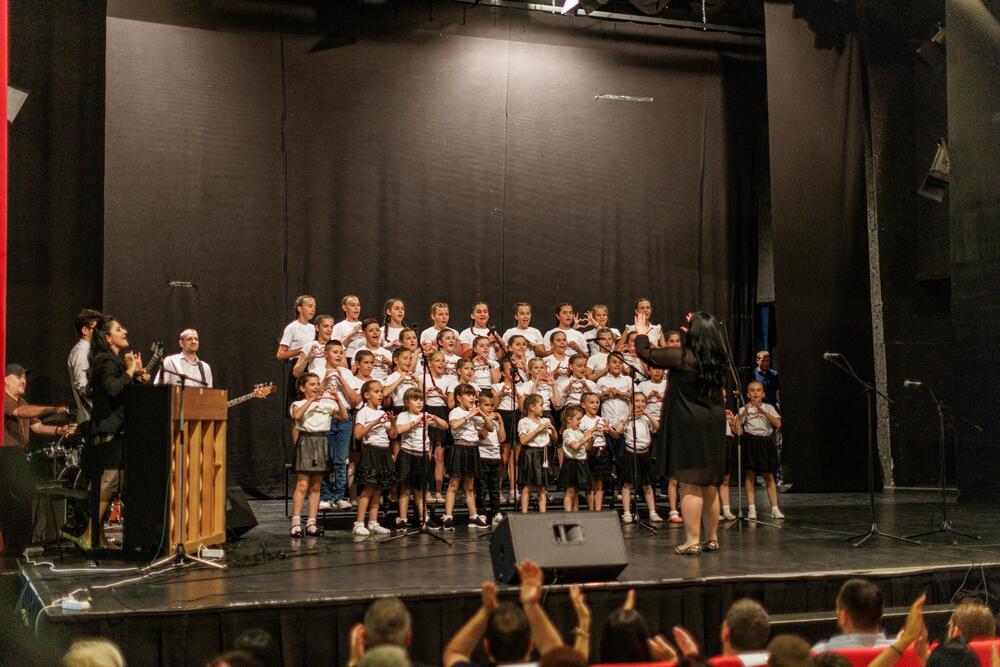 <p>Dječji hor nikšićkog “Zahumlja” odomaćio se na pozorišnim daskama i festivalima, jednako dobro pjevaju dječje hitove i pop-rok evergrine...</p>