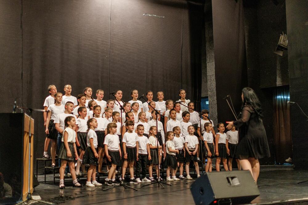 <p>Dječji hor nikšićkog “Zahumlja” odomaćio se na pozorišnim daskama i festivalima, jednako dobro pjevaju dječje hitove i pop-rok evergrine...</p>