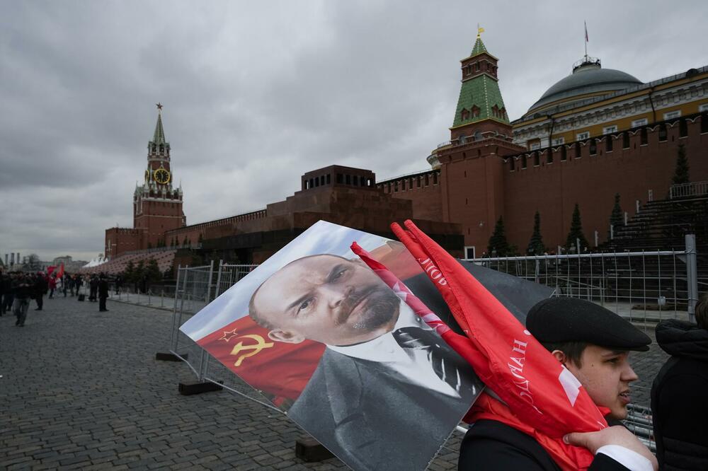 Komunisti nose portret Lenjina na godišnjicu njegovog rođenja 22. aprila 2022, Foto: Beta/AP