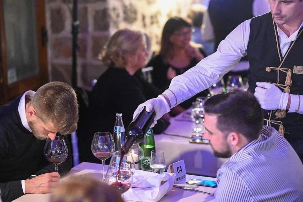 <p>Poklon popust na smještaj od 20% za sve goste restorana u vrijeme trajanja Wine & Dine!</p>