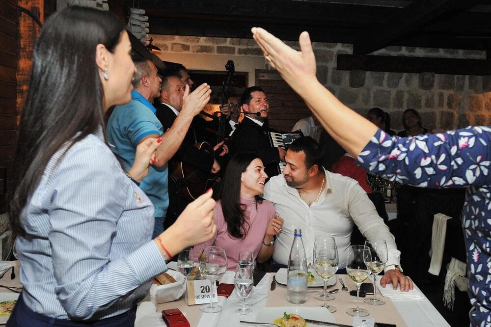 <p>Poklon popust na smještaj od 20% za sve goste restorana u vrijeme trajanja Wine & Dine!</p>