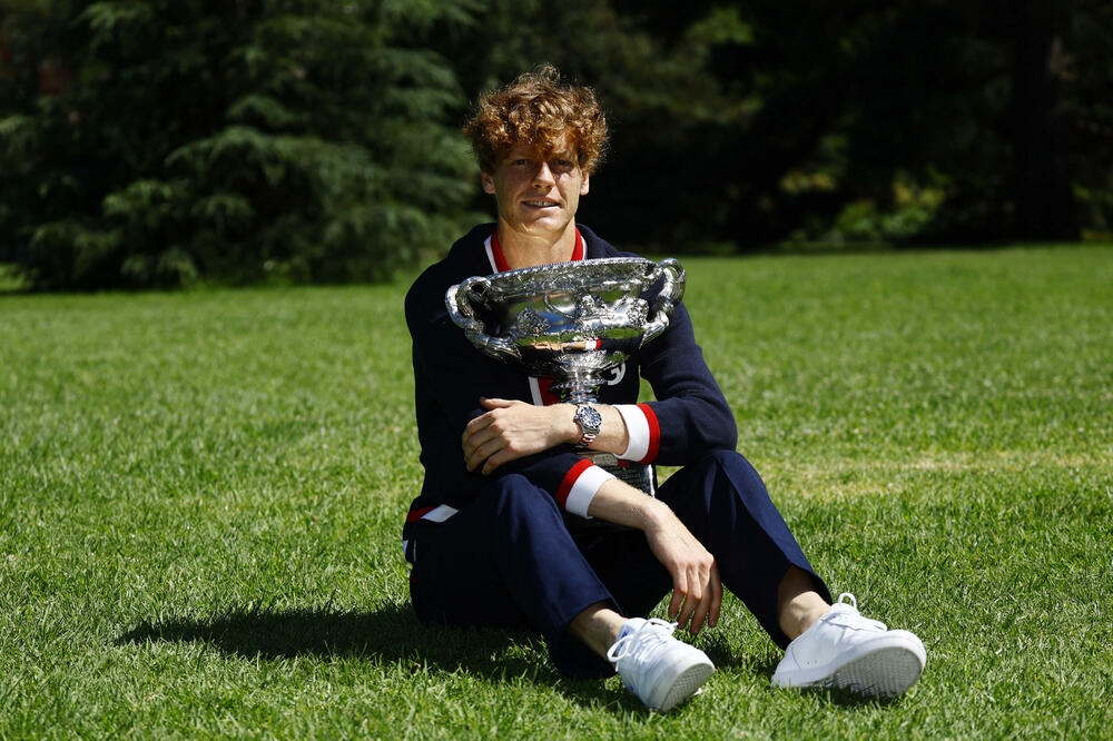 Siner pozira sa peharom u Kraljevskoj botaničkoj bašti u Melburnu, Foto: Reuters