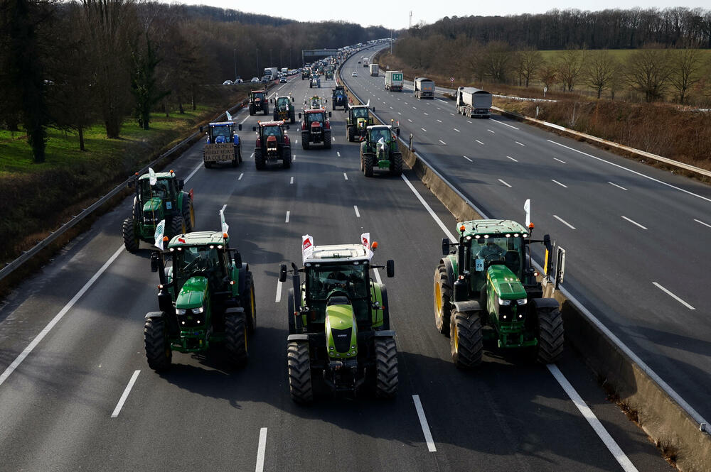 <p>Vlada je najavila raspoređivanje 15.000 policajaca u regionu Pariza da bi spriječila demonstrante da uđu u grad. Policajci su poslati i da zaštite pariske aerodrome</p>