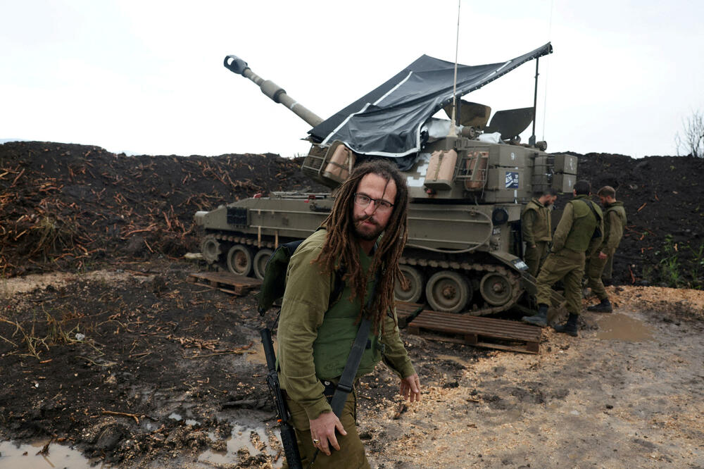Izraelski vojnici stoje u blizini granice između Izraela i Libana, Foto: Reuters