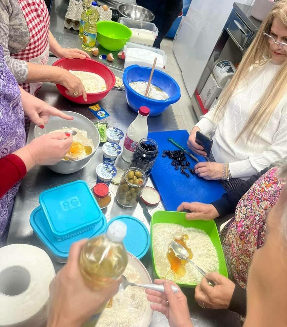 <p>Iako se nisu poznavale prije osnivanja kuhinje, prije pet godina ih je spojio humanitarni rad, sada podijele oko 250 obroka dnevno, a uskoro će jednoj porodici uručiti ključeve novog doma...</p>