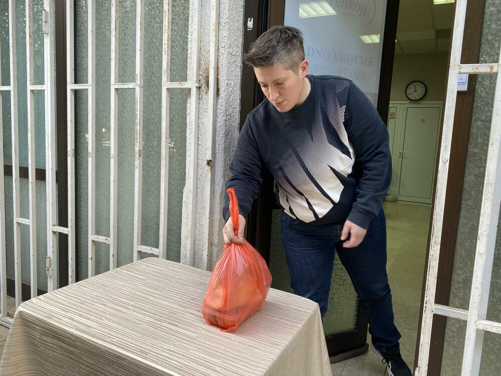 <p>Iako se nisu poznavale prije osnivanja kuhinje, prije pet godina ih je spojio humanitarni rad, sada podijele oko 250 obroka dnevno, a uskoro će jednoj porodici uručiti ključeve novog doma...</p>