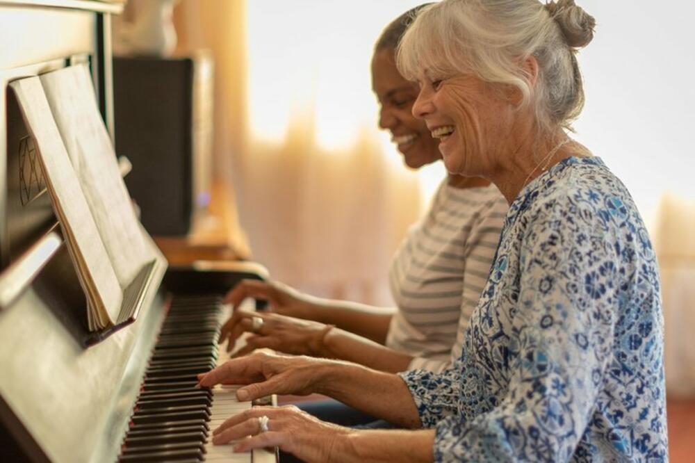Sviranje klavira ili klavijatura pokazalo se izuzetno djelotvornim za naš mozak, pokazuju nedavna istraživanja britanskih naučnika, Foto: Getty Images