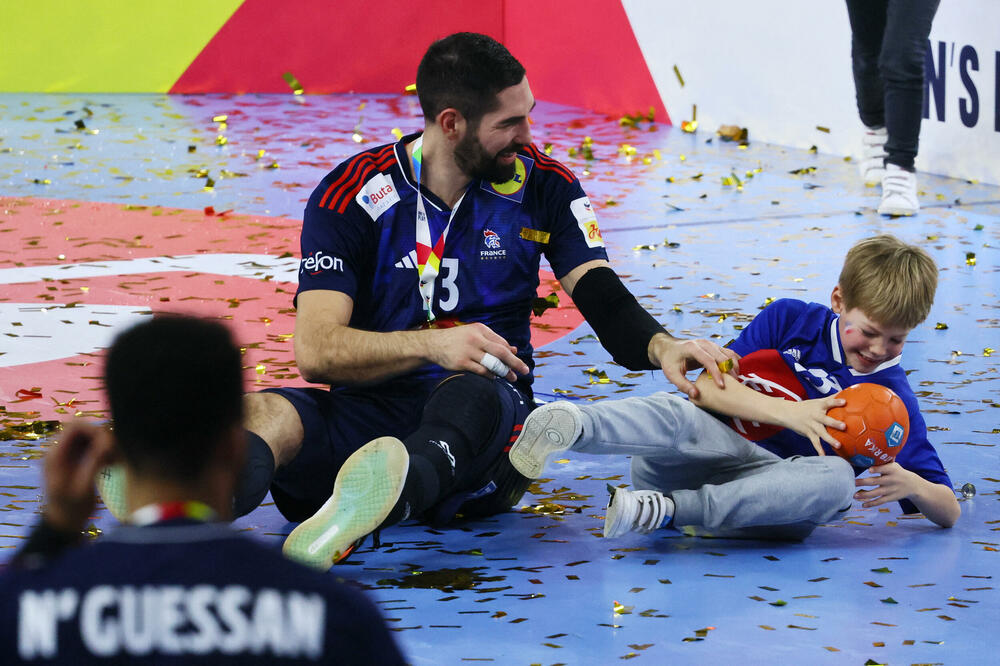 Nikola Karabatić sa sinom slavi osvajanje titule prvaka Evrope nakon pobjede nad Danskom -, Foto: REUTERS / Wolfgang Rattay