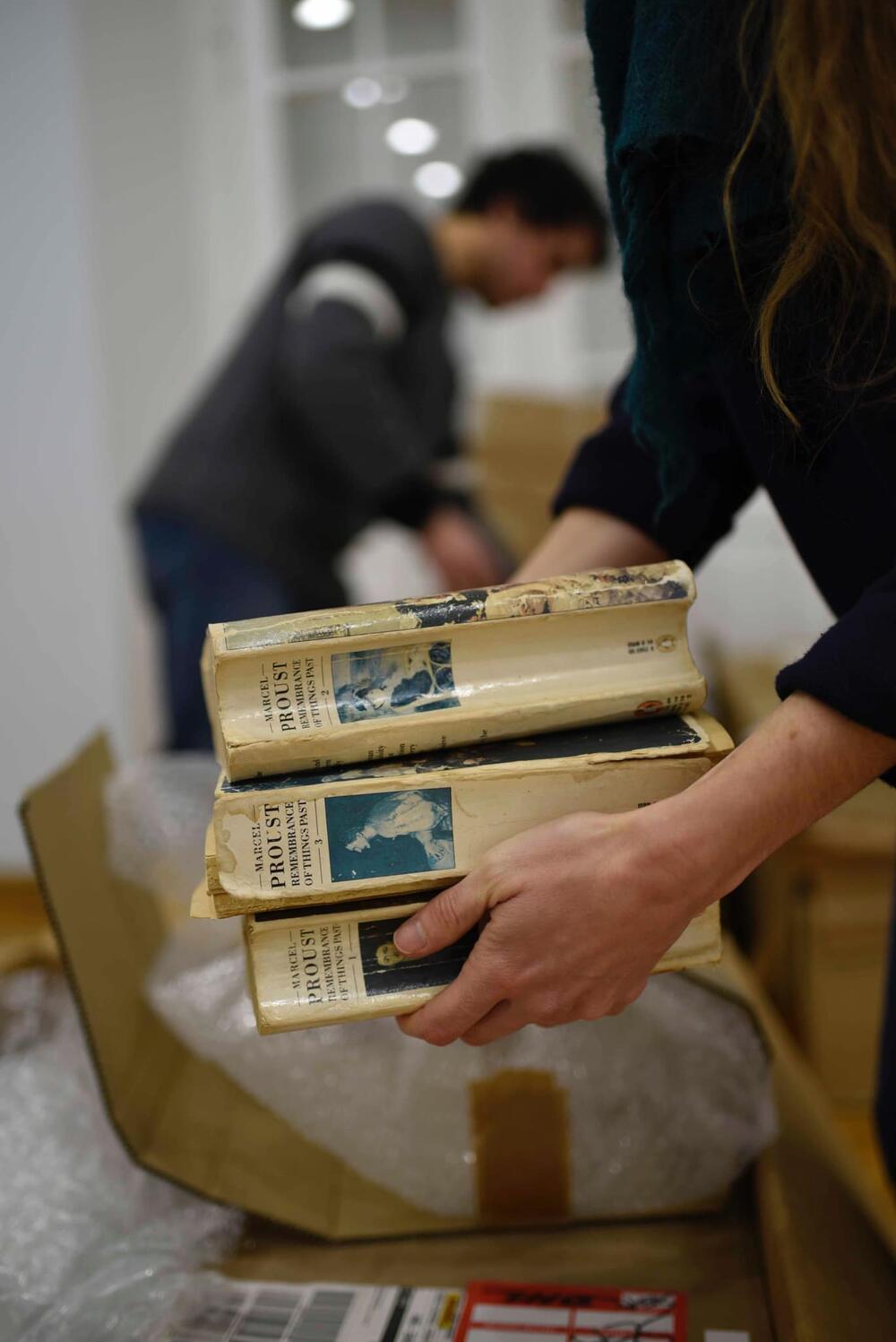 Detalj sa postavljanja izložbe