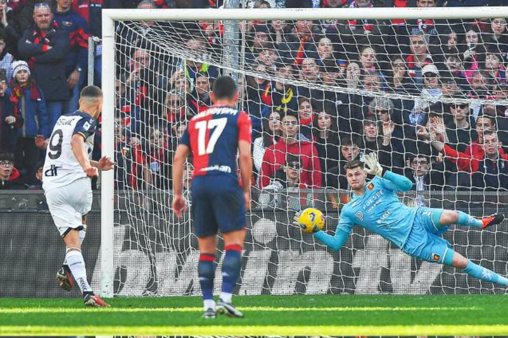 Golman Đenove Martines "skida" penal Krstoviću, Foto: Lega Serie A (X)