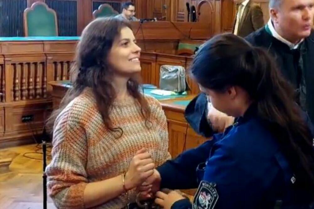 Ilarija Salis, 39-godišnja učiteljica u osnovnoj školi u Monci, u sud je dovedena vezana, Foto: RAI 3