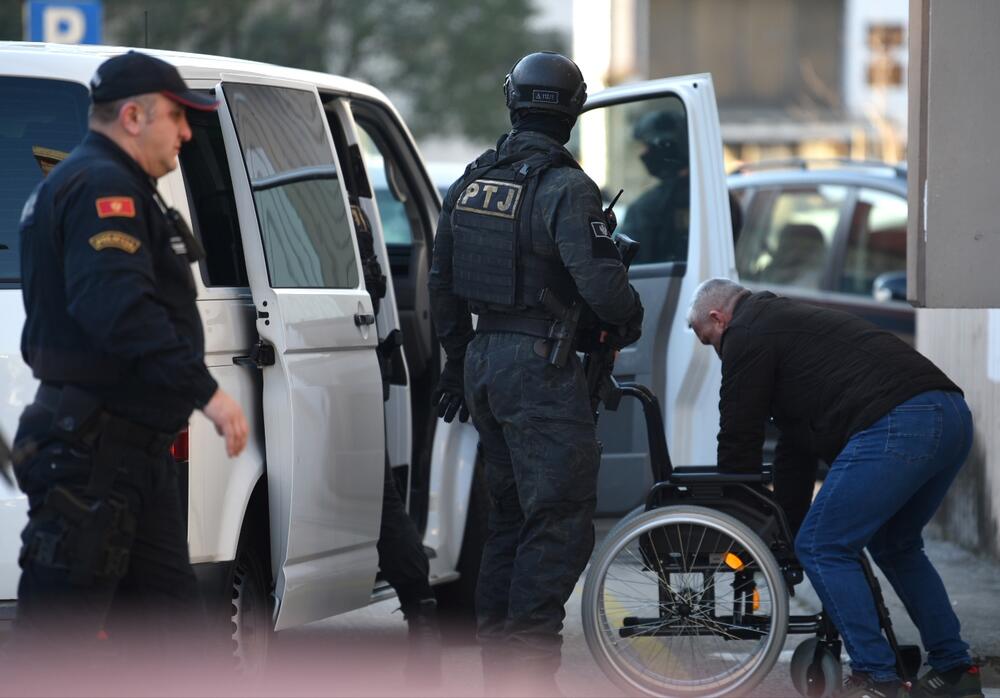 <p>Osumnjičeni u tužilaštvunegirao krivicu i kazao da ne može dva puta odgovarati zbog istog falsifikovanog pasoša. Iz Uprave policije ne odgovaraju od koga i zbog čega u tom stepenu čuvaju međunarodno traženog državljanina Turske</p>