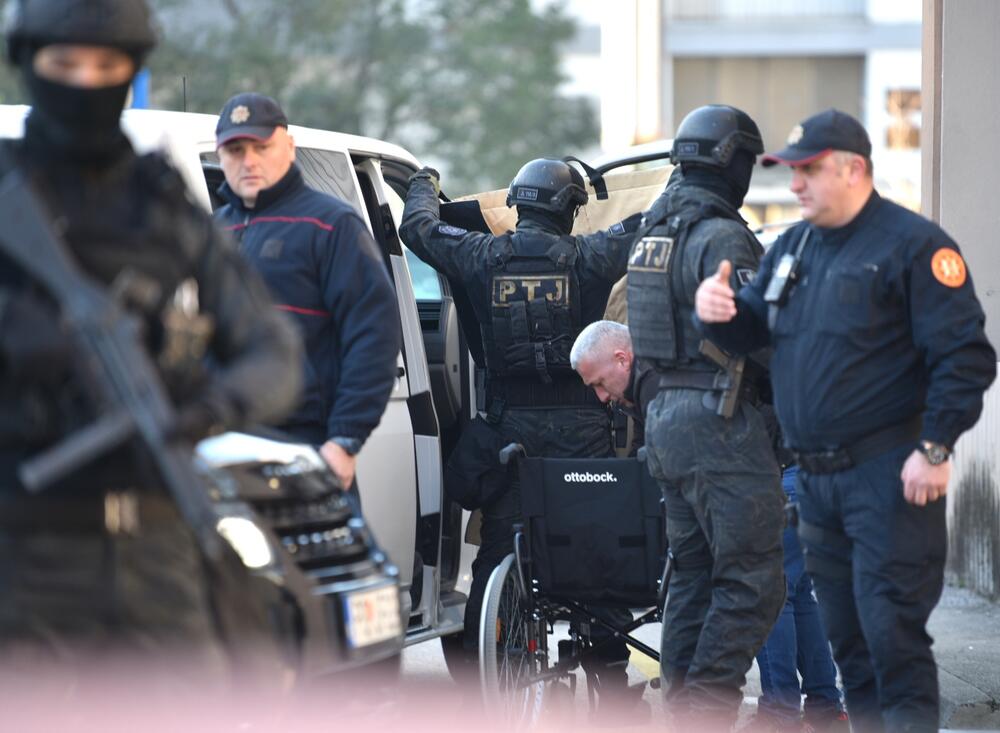 <p>Osumnjičeni u tužilaštvunegirao krivicu i kazao da ne može dva puta odgovarati zbog istog falsifikovanog pasoša. Iz Uprave policije ne odgovaraju od koga i zbog čega u tom stepenu čuvaju međunarodno traženog državljanina Turske</p>