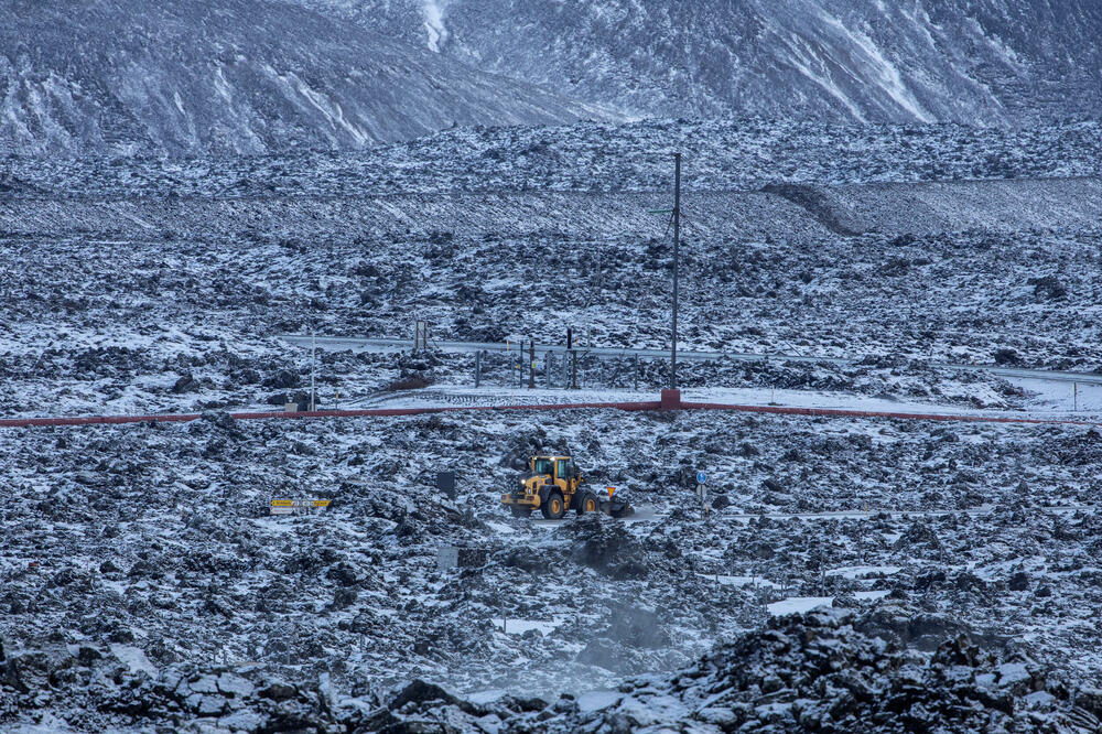 Radnici koriste tešku mašineriju za izgradnju zida koji će preusmjeriti moguće tokove lave oko geotermalne elektrane Svartsengi, u blizini evakuisanog grada Grindavik, na Islandu, Foto: Reuters