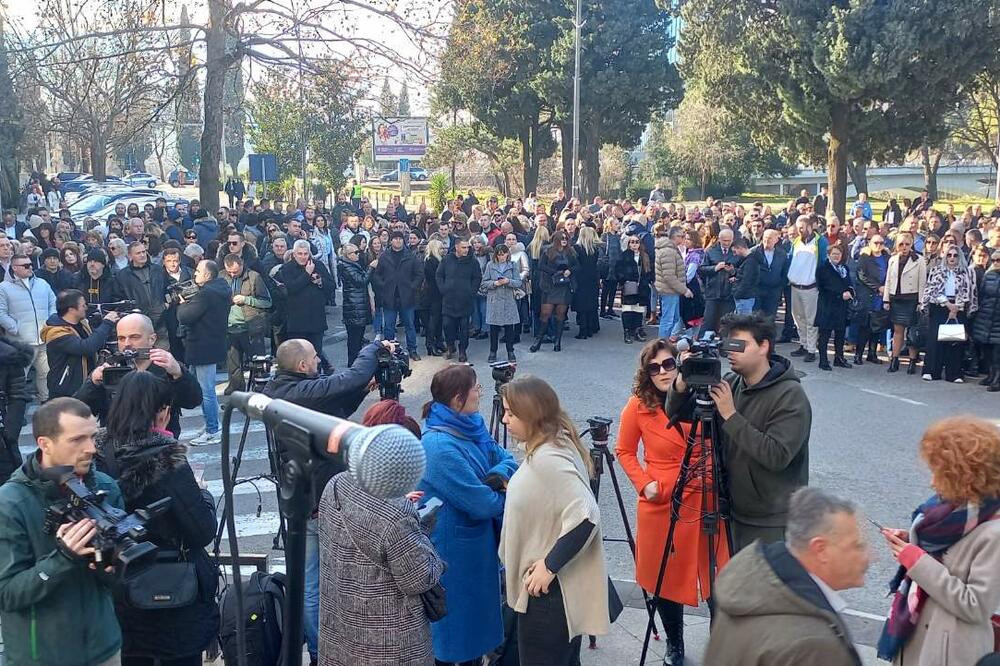 Okupljeni blokirali bulevar Stanka Dragojevića, Foto: Jovan Mrdak