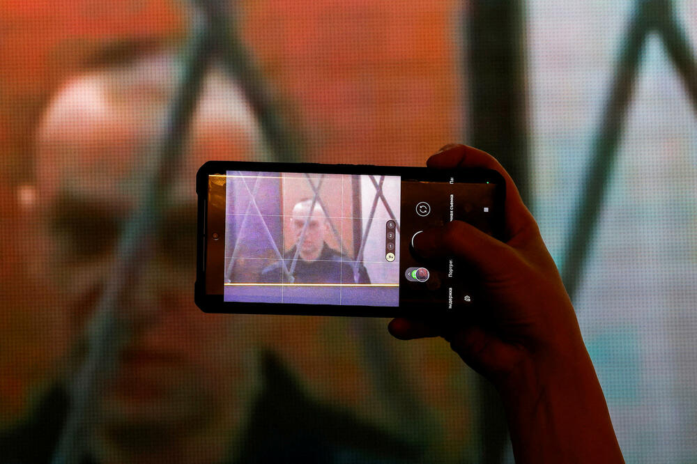 Ekran mobilnog telefona prikazuje ruskog opozicionog lidera Alekseja Navaljnog kako se pojavljuje na ekranu preko video-linka iz kaznene kolonije IK-3 u Harpu u regionu Jamal-Nenec tokom saslušanja pred Ministarstvom pravde u Vrhovnom sudu u Moskvi, Foto: Reuters