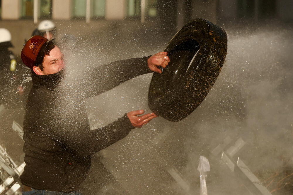 <p>Poljoprivrednici danima blokiraju auto-puteve širom EU, zahtijevajući smanjenje uvoza poljoprivrednih proizvoda izvan EU jer im obaraju cijene</p>