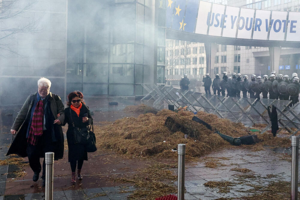 <p>Poljoprivrednici danima blokiraju auto-puteve širom EU, zahtijevajući smanjenje uvoza poljoprivrednih proizvoda izvan EU jer im obaraju cijene</p>