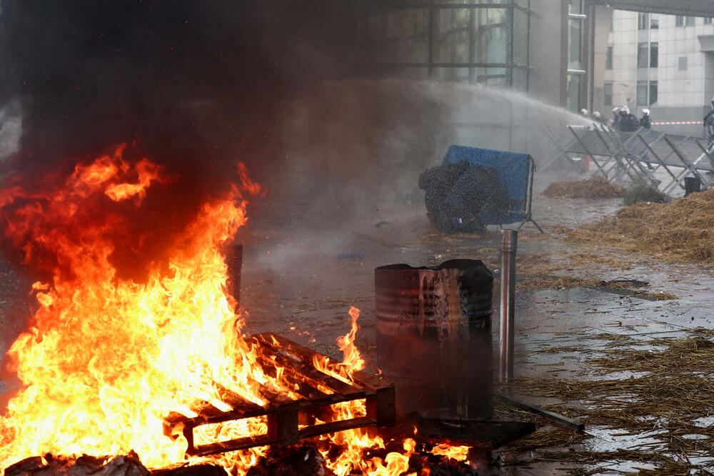 <p>Poljoprivrednici danima blokiraju auto-puteve širom EU, zahtijevajući smanjenje uvoza poljoprivrednih proizvoda izvan EU jer im obaraju cijene</p>