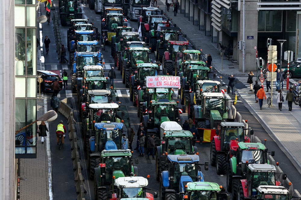<p>Poljoprivrednici danima blokiraju auto-puteve širom EU, zahtijevajući smanjenje uvoza poljoprivrednih proizvoda izvan EU jer im obaraju cijene</p>