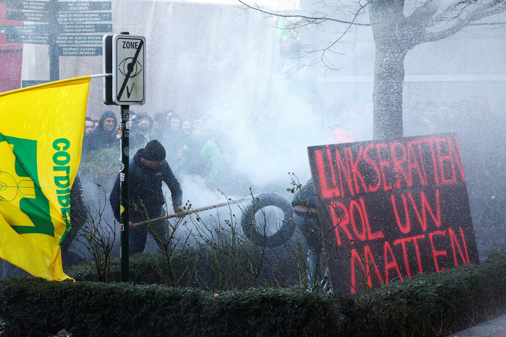 <p>Poljoprivrednici danima blokiraju auto-puteve širom EU, zahtijevajući smanjenje uvoza poljoprivrednih proizvoda izvan EU jer im obaraju cijene</p>