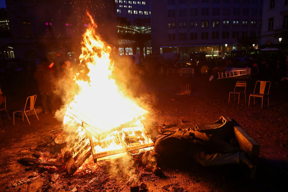 <p>Poljoprivrednici danima blokiraju auto-puteve širom EU, zahtijevajući smanjenje uvoza poljoprivrednih proizvoda izvan EU jer im obaraju cijene</p>
