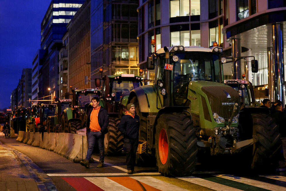 <p>Poljoprivrednici danima blokiraju auto-puteve širom EU, zahtijevajući smanjenje uvoza poljoprivrednih proizvoda izvan EU jer im obaraju cijene</p>
