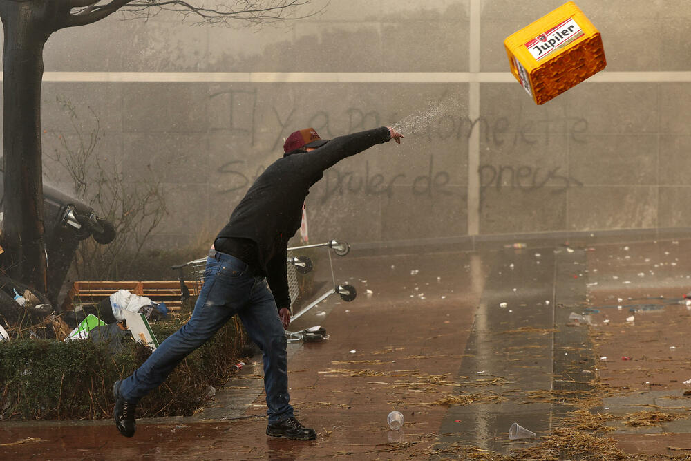 <p>Poljoprivrednici danima blokiraju auto-puteve širom EU, zahtijevajući smanjenje uvoza poljoprivrednih proizvoda izvan EU jer im obaraju cijene</p>