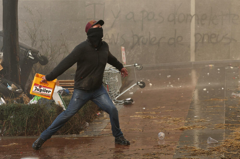 <p>Poljoprivrednici danima blokiraju auto-puteve širom EU, zahtijevajući smanjenje uvoza poljoprivrednih proizvoda izvan EU jer im obaraju cijene</p>