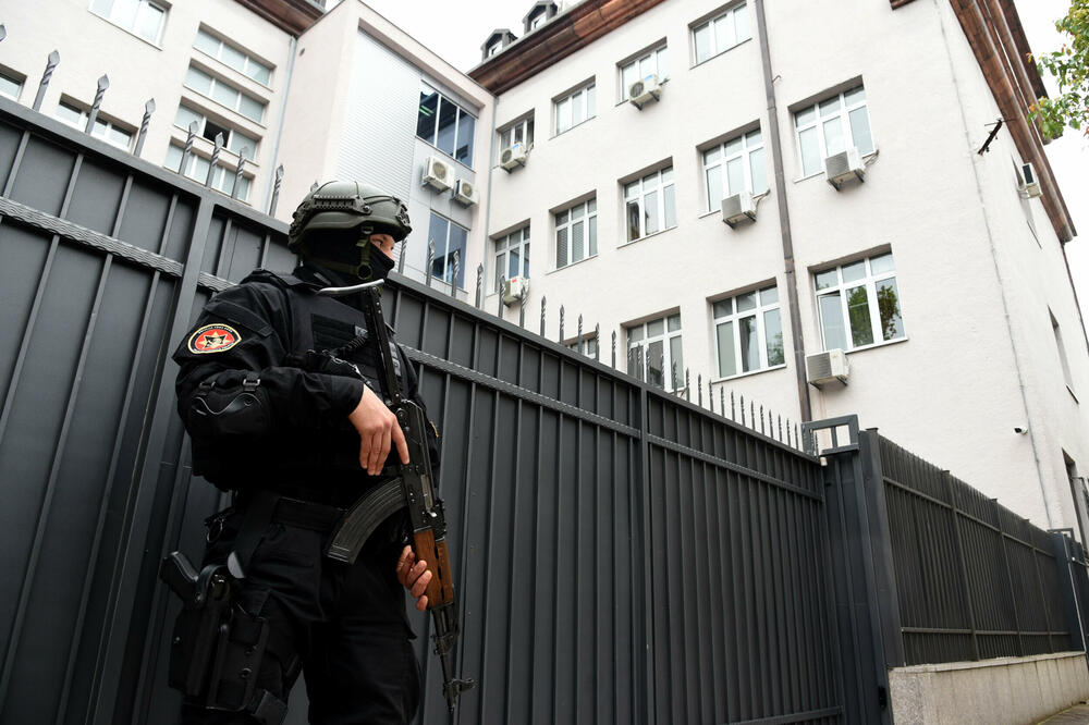 Policija obezbjeđuje zgradu Višeg suda uoči dolaska optuženih (arhiva/ilustracija), Foto: Savo Prelević