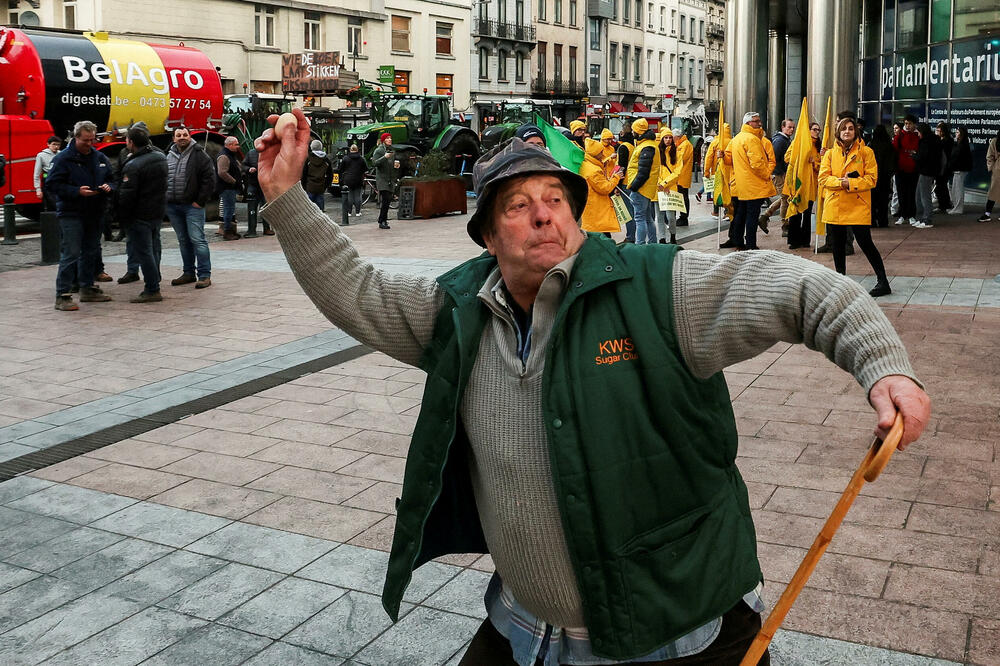 Farmeri su juče jajima gađali zgradu Evropskog parlamenta, Foto: Rojters
