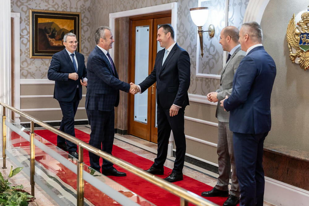 Ministar sporta Dragoslav Šćekić i predsjednik FSCG Dejan Savićević, Foto: Gov.me