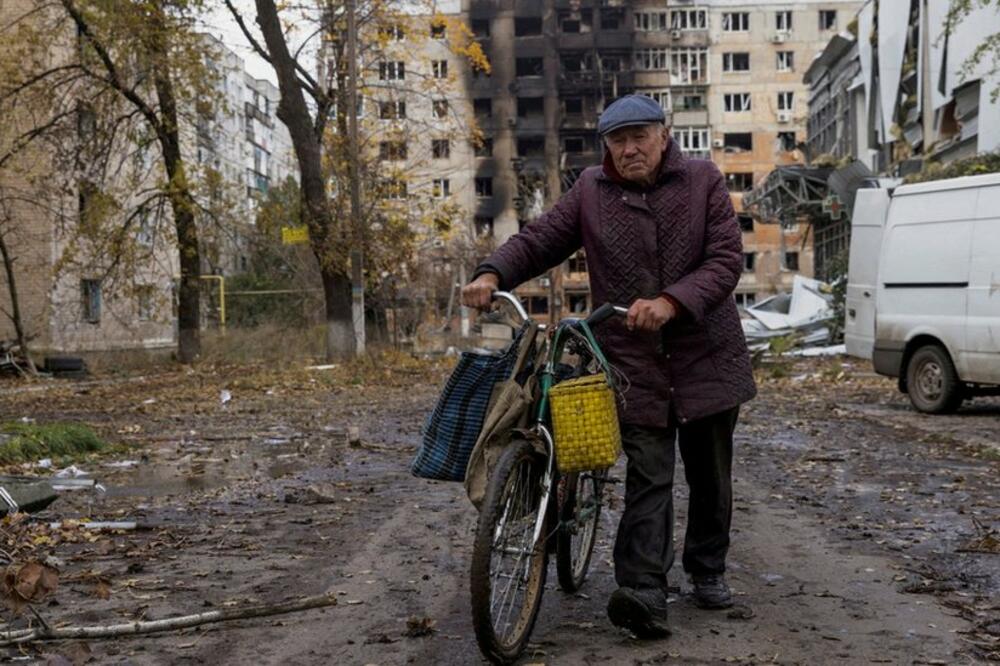 Ruske snage su optužene za redovno granatiranje stambenih zgrada u Ukrajini, primoravajući mnoge ljude da napuste zemlju, Foto: Reuters