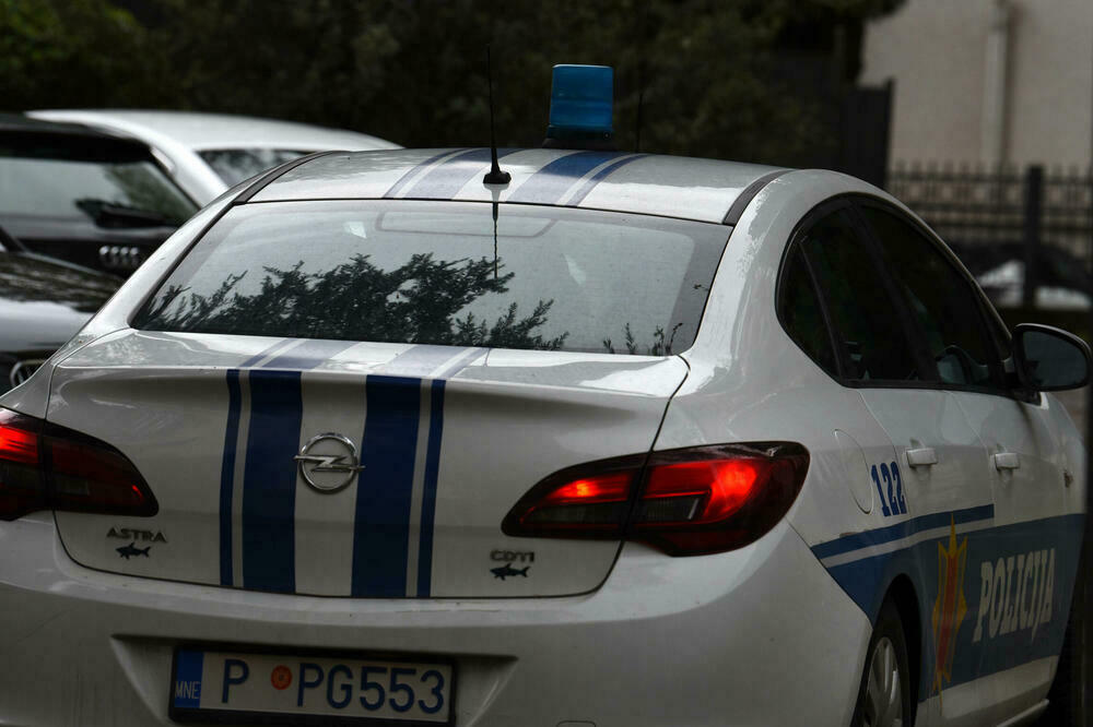 Na autu policije pričinjena materijalna šteta (Ilustracija), Foto: Boris Pejović