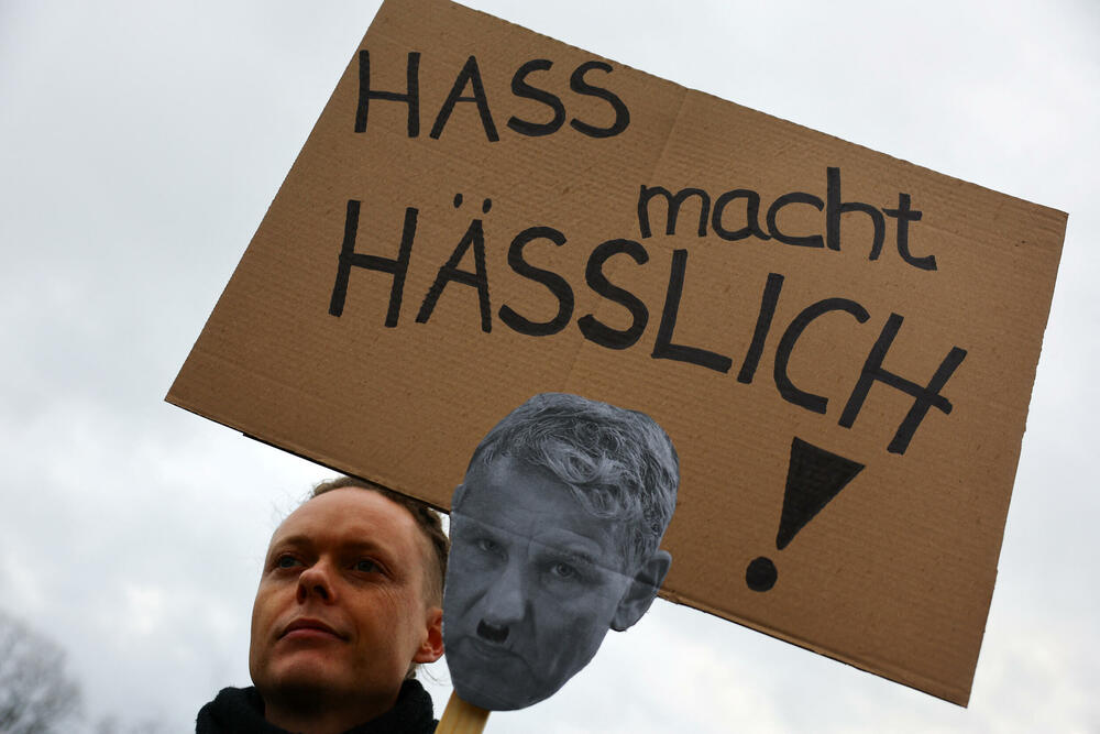 <p>Demonstranti u Berlinu su formirali ljudski lanac, a slični skupovi organizovani su širom Njemačke</p>