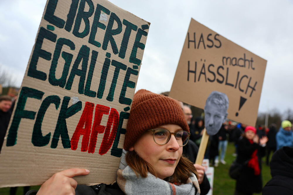 <p>Demonstranti u Berlinu su formirali ljudski lanac, a slični skupovi organizovani su širom Njemačke</p>