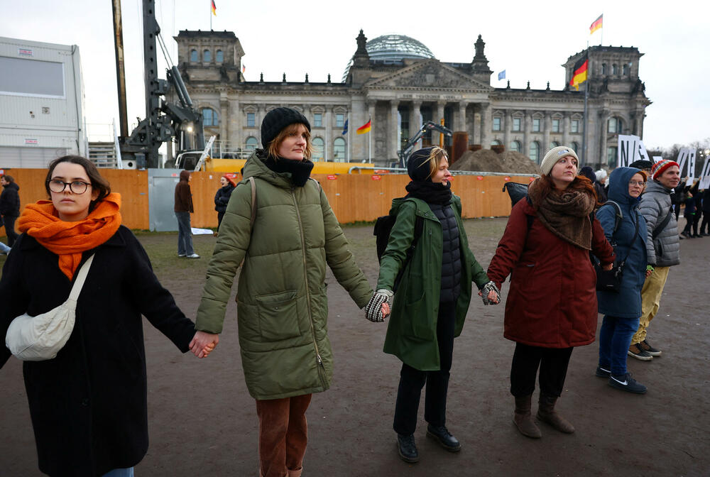 <p>Demonstranti u Berlinu su formirali ljudski lanac, a slični skupovi organizovani su širom Njemačke</p>
