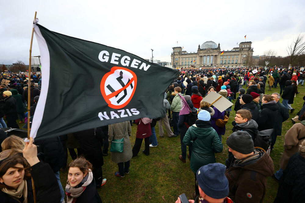 <p>Demonstranti u Berlinu su formirali ljudski lanac, a slični skupovi organizovani su širom Njemačke</p>