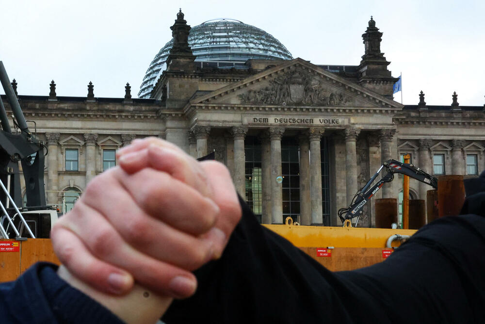 <p>Demonstranti u Berlinu su formirali ljudski lanac, a slični skupovi organizovani su širom Njemačke</p>