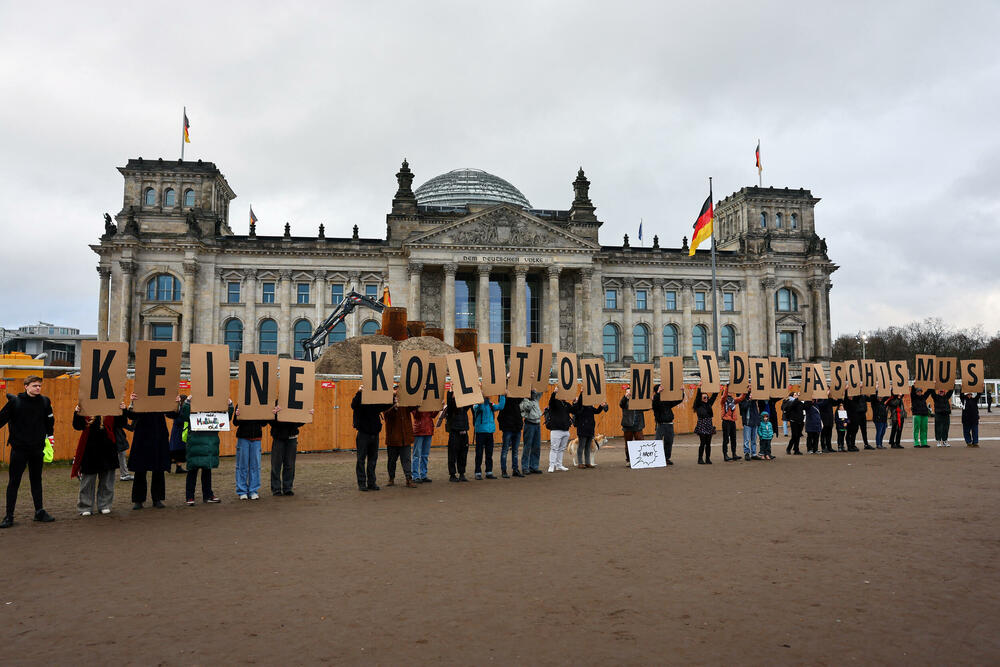 <p>Demonstranti u Berlinu su formirali ljudski lanac, a slični skupovi organizovani su širom Njemačke</p>