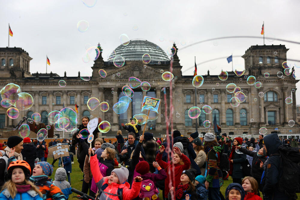 <p>Demonstranti u Berlinu su formirali ljudski lanac, a slični skupovi organizovani su širom Njemačke</p>