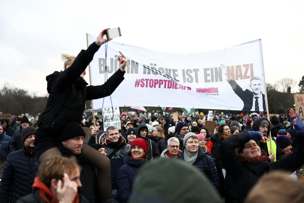 <p>Demonstranti u Berlinu su formirali ljudski lanac, a slični skupovi organizovani su širom Njemačke</p>