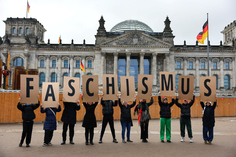 <p>Demonstranti u Berlinu su formirali ljudski lanac, a slični skupovi organizovani su širom Njemačke</p>