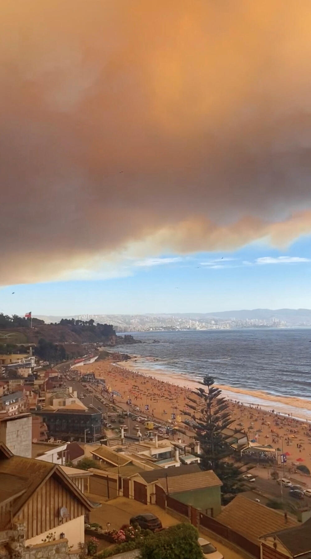 <p>Za gašenje požara mobilisano je 14 brodova i pet helikoptera</p>