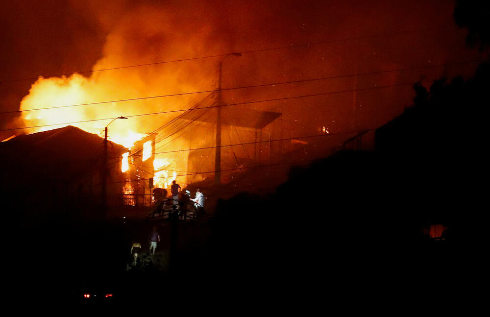 <p>Za gašenje požara mobilisano je 14 brodova i pet helikoptera</p>