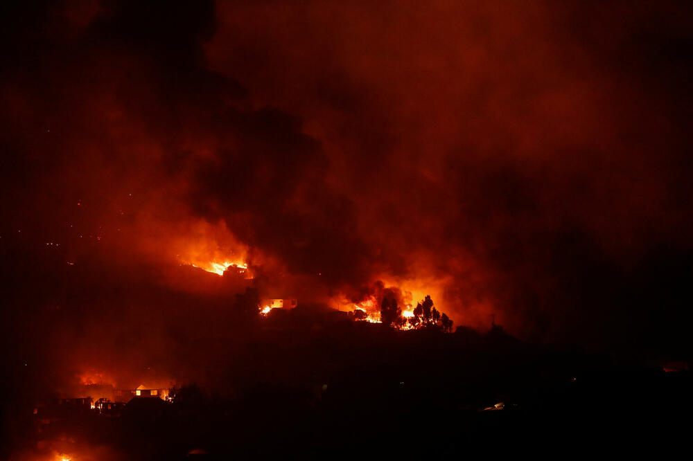 <p>Za gašenje požara mobilisano je 14 brodova i pet helikoptera</p>