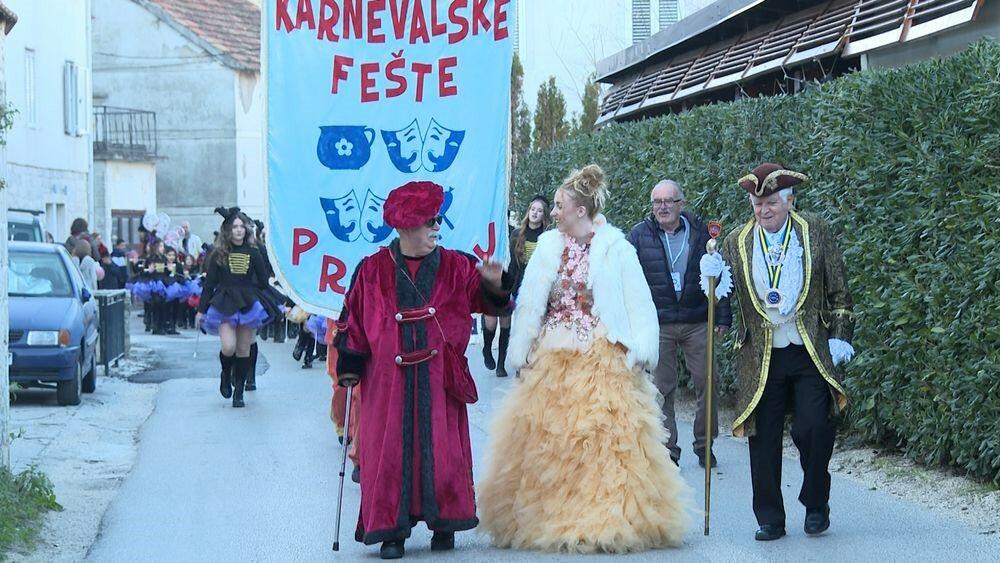 <p>Za kraljicu karnevala proglašena je Tea Grgurević, mještanka naselja Škaljari</p>