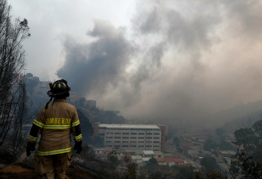 <p>Vatrogasci od petka gase desetine požara. Između 3.000 i 6.000 kuća je oštećeno ili uništeno. Uništeno je oko 43.000 hektara šuma</p>